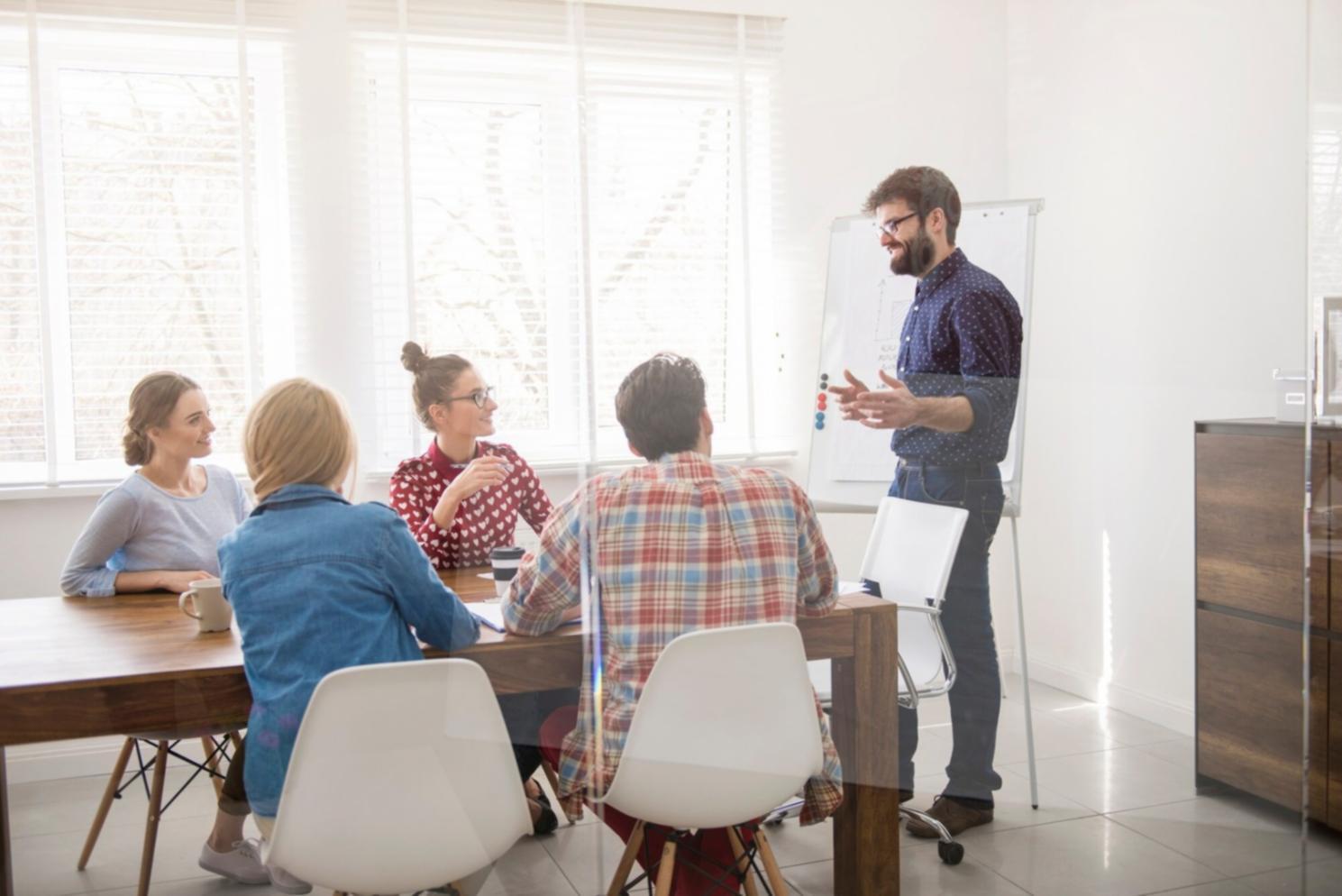 Équipe de professionnels collaborant sur des projets financiers